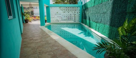 Una piscina al aire libre
