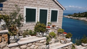 Apartment | Exterior - Accommodation in Coves Nikola - in Front of the sea (Solta)