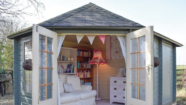 A cozy, enclosed room with a built-in sofa, a bookshelf, and a small dresser. - 2 bedroom accommodation in Thirkleby, near Thirsk (Thirkleby, near Thirsk)