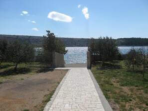 3 bedrooms - Apartments Frane - 20 m From Beach (Rab)
