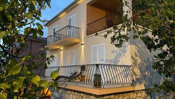 Apartment, Smoking | Exterior