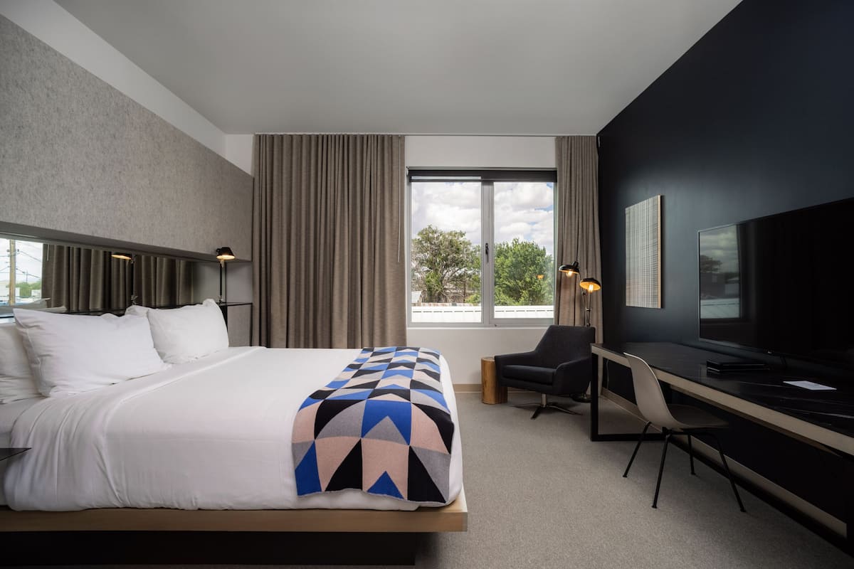 Deluxe kamer | Een kluis op de kamer, verduisterende gordijnen