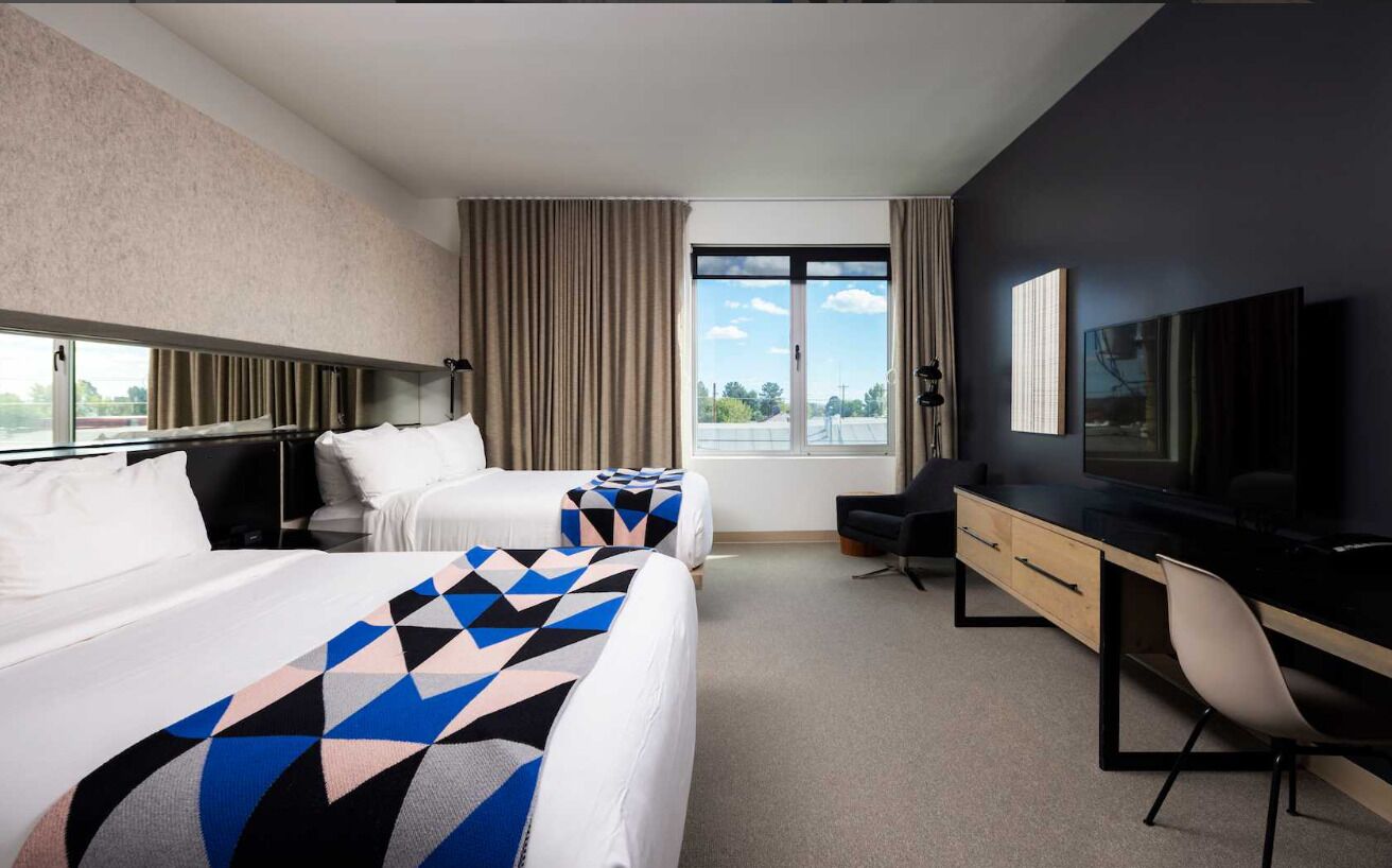 Kahden hengen standard-huone, 2 keskisuurta parisänkyä | Tallelokero huoneessa, pimennysverhot, silitysrauta/-lauta