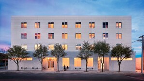 Un edificio moderno con múltiples ventanas y fachada plana.