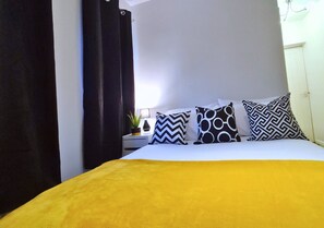 5 bedrooms, iron/ironing board, WiFi, bed sheets - Family sized House with Super comfy beds in the centre of town (Dagenham)