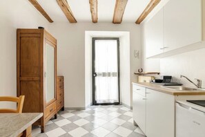 Frigorifero, piano cottura, bollitore elettrico