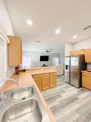 Kühlschrank, Mikrowelle, Herdplatte, Geschirrspüler