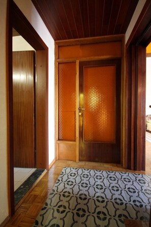 Apartment, Smoking