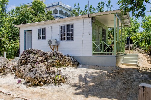 Discover Your Perfect Getaway in Negril-Fast WiFi -Short Stroll to 7-Mile Beach