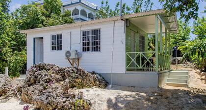 Discover Your Perfect Getaway in Negril-Fast WiFi -Short Stroll to 7-Mile Beach