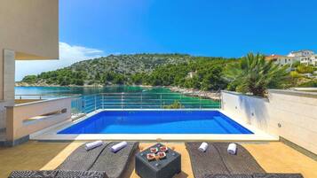 House, Smoking | Exterior