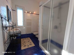 Doccia, asciugacapelli, bidet