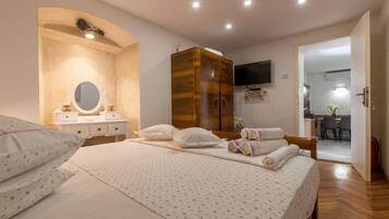 Apartment, Smoking | 4 bedrooms