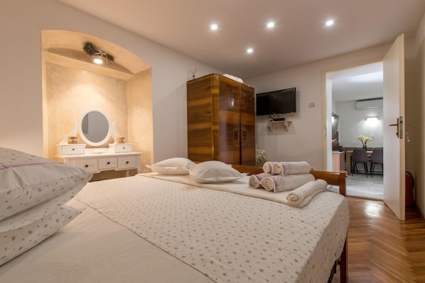 Apartment, Smoking | 4 bedrooms - Apartments Sen - 130 m From sea (Makarska)
