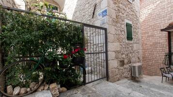 Apartment, Smoking | Exterior