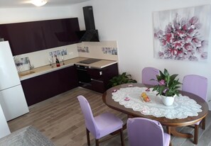 2 bedrooms - Apartments Memi - Great Location, Modern & Parking (Trogir)