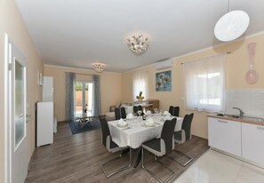 House | 3 bedrooms - Holiday Houses, Villas Ani 1 - With Pool (Privlaka)