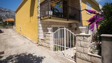 Apartment, Smoking | Exterior