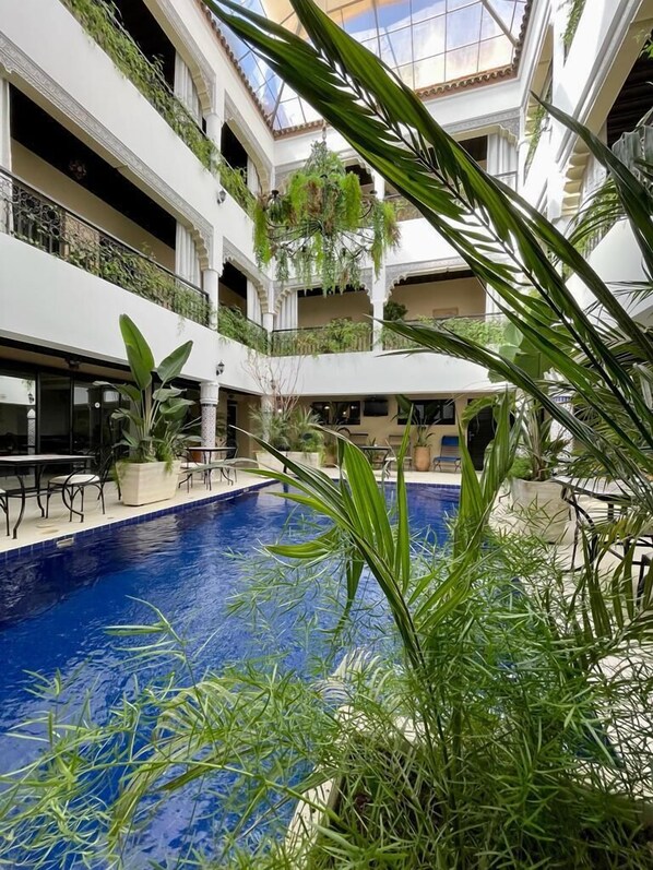 Indoor pool, open 8:00 AM to 8:00 PM, free cabanas, sun loungers - Soir de Marrakech (Marrakech)