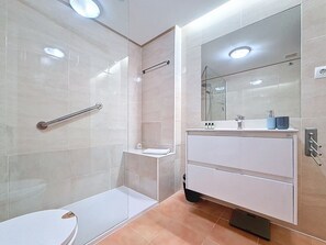 Badewanne, Haartrockner, Handtücher
