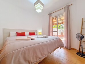 2 bedrooms, iron/ironing board, free WiFi, bed sheets - Apartment with direct access to the pool (Mar de Cristal)
