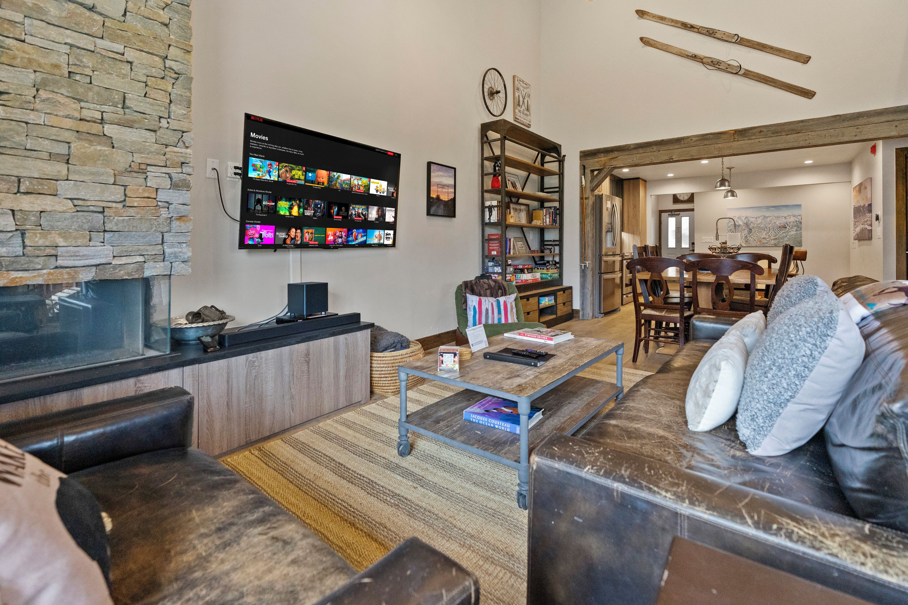 Smart TV, chimenea y libros 