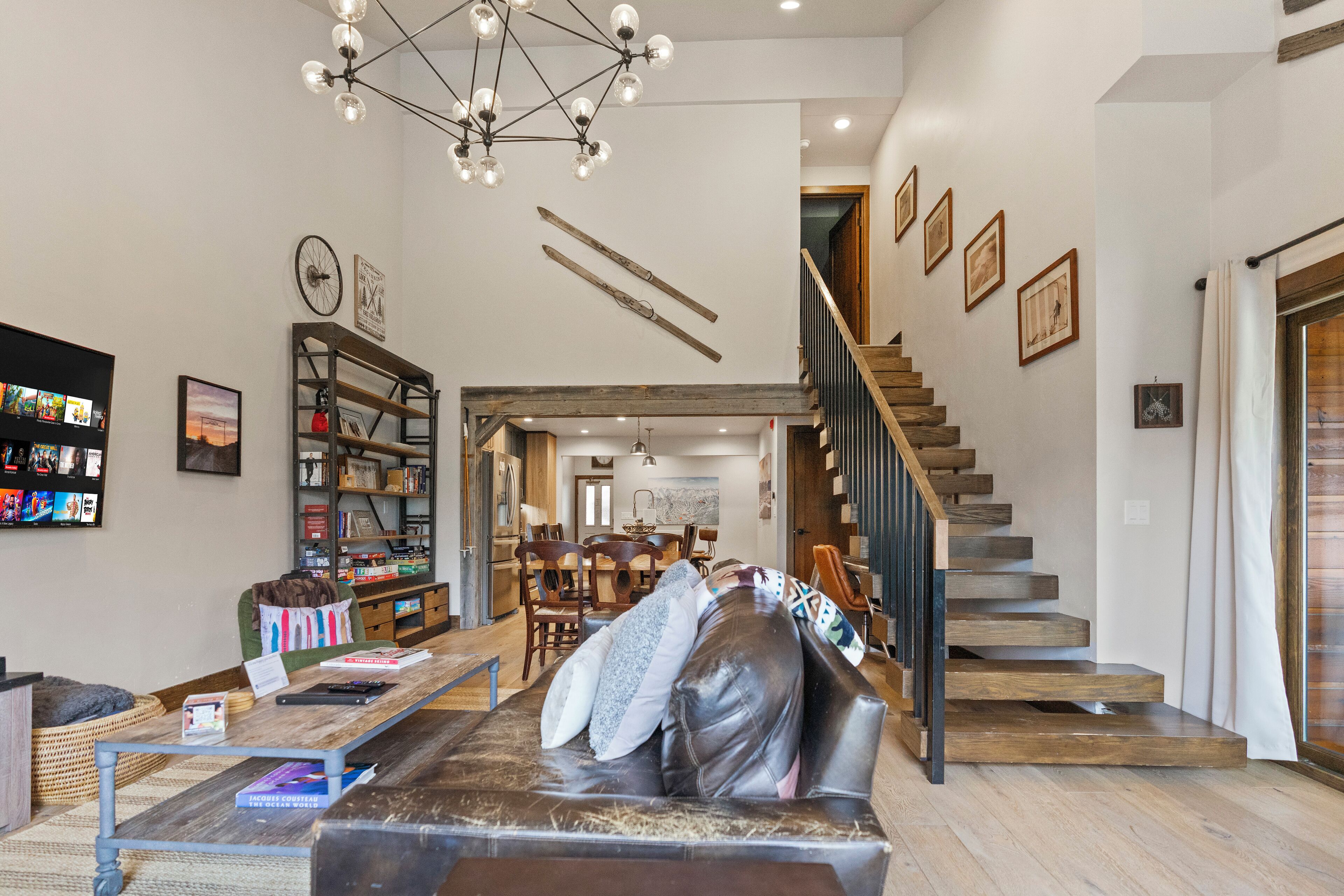 Smart TV, chimenea y libros 