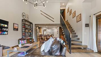 Smart TV, chimenea y libros