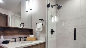 Dusche, Haartrockner, Handtücher, Seife