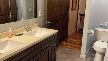 Douche, sĂšche-cheveux, serviettes fournies, savon