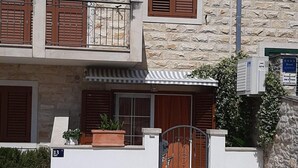 Exterior - Apartments Ivano - 90m to the Beach (Supetar)