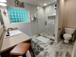 Douche, sĂšche-cheveux, serviettes fournies, savon
