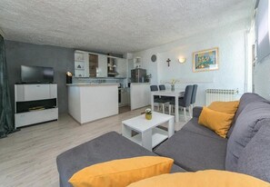 Apartment, Smoking
