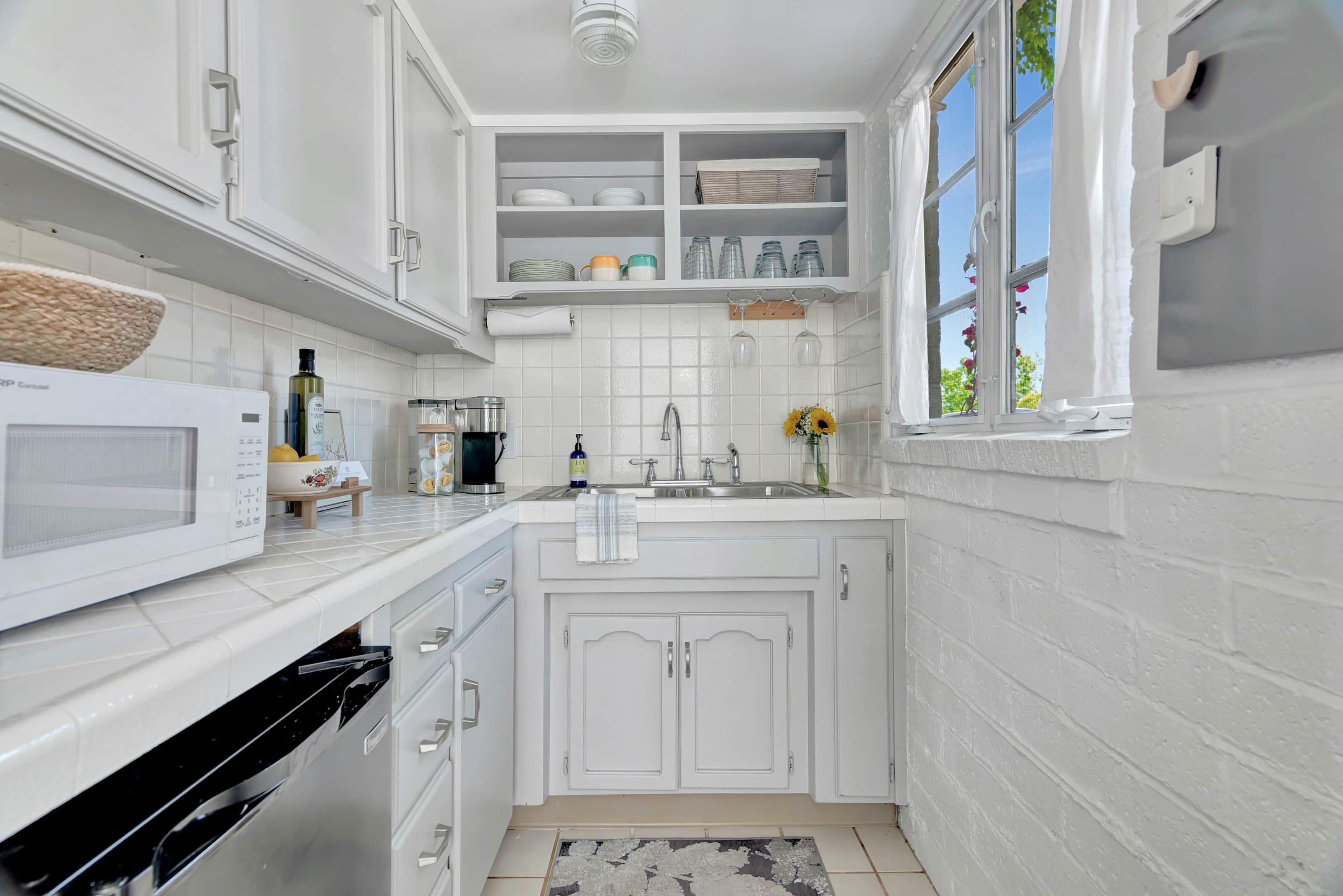 Kjøleskap, mikrobølgeovn, kaffetrakter/tekoker og brødrister