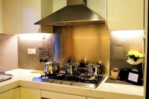Réfrigérateur, micro-ondes, four, plaque de cuisson