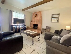 Smart TV, fireplace, books - No Cleaning Fee! Spacious Desert Retreat w/Jacuzzi/Private Pool/Fireplace (Tucson)