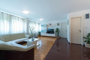Apartamento, para fumantes | 3 quartos