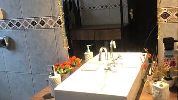 Een douche, een haardroger, een bidet, handdoeken