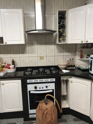 冰箱、微波炉、烤箱、炉灶