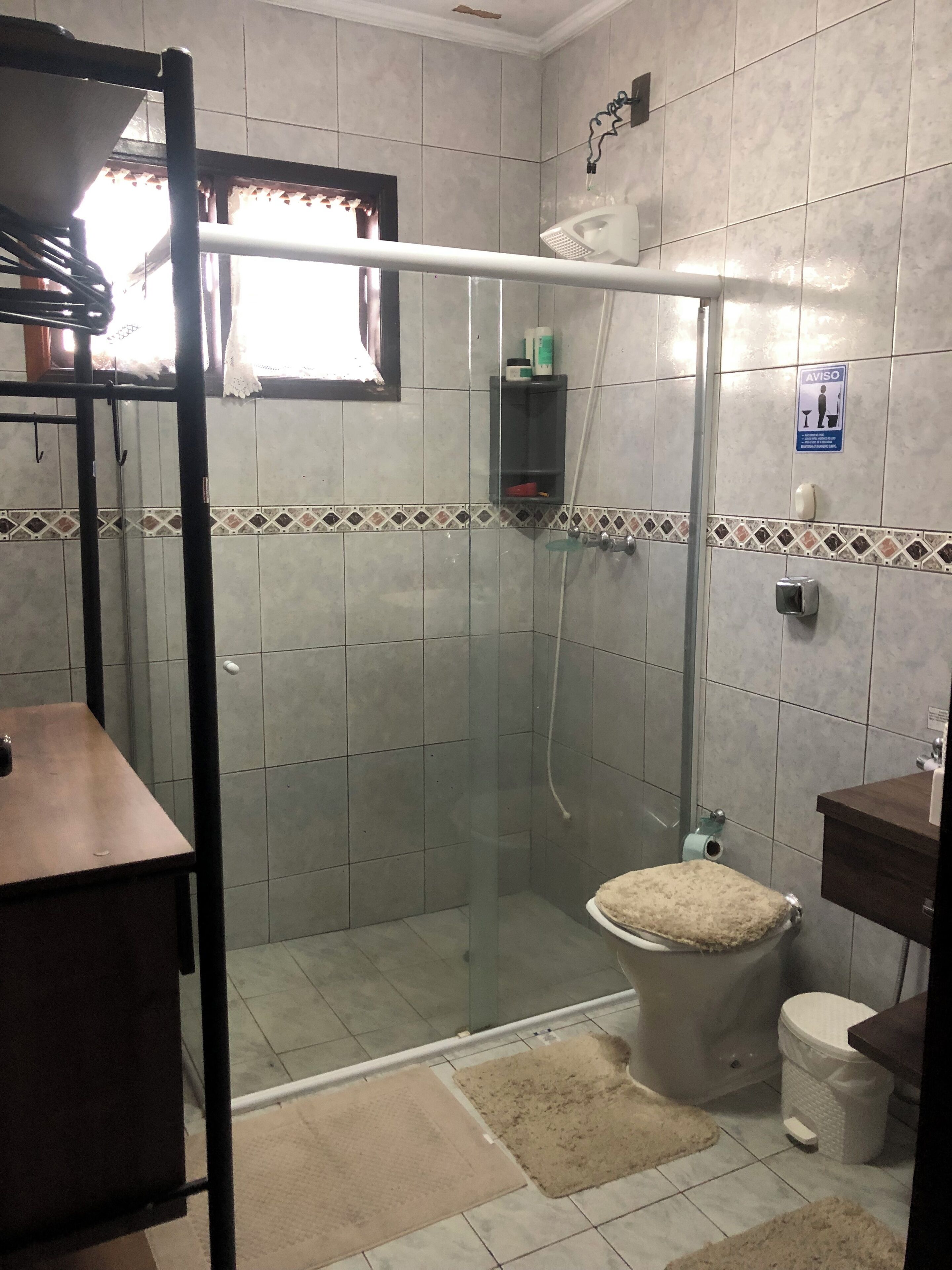 Een douche, een haardroger, een bidet, handdoeken