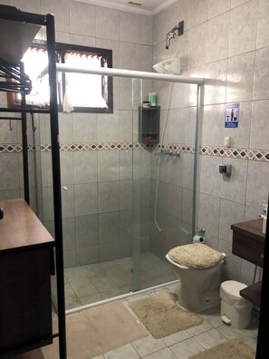 Shower, hair dryer, bidet, towels