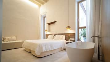 1 Schlafzimmer, Zimmersafe, Schreibtisch, Bügeleisen/Bügelbrett