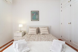 3 habitaciones, tabla de planchar con plancha, wifi y ropa de cama