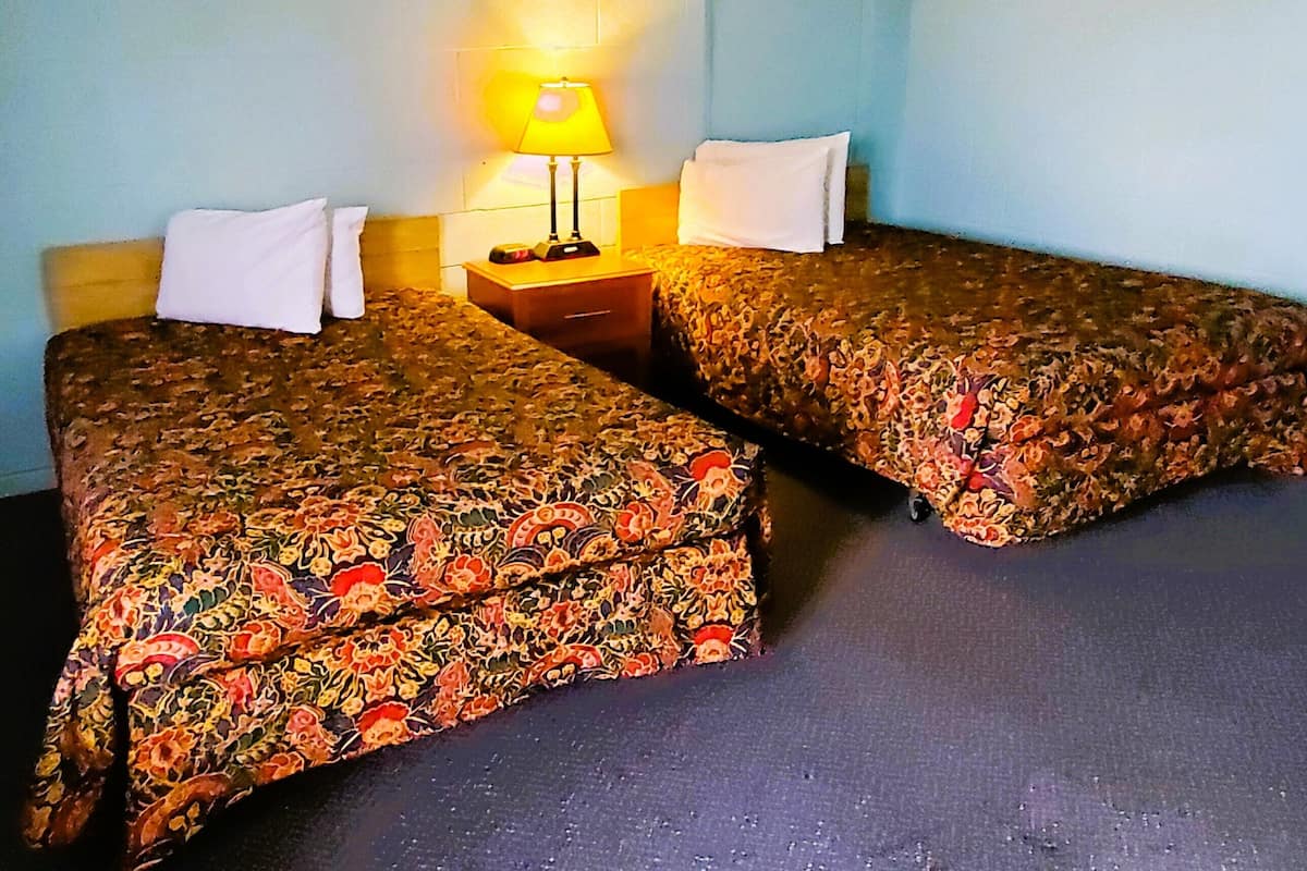 Een bureau, verduisterende gordijnen, gratis wifi, beddengoed