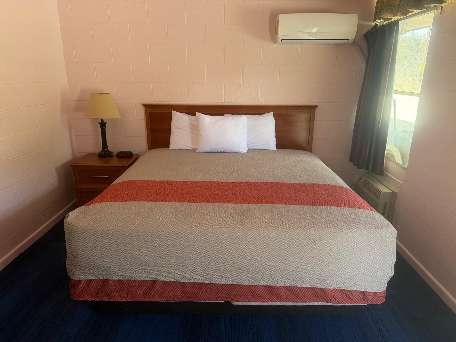 Escritorio, cortinas blackout, wifi gratis y ropa de cama 