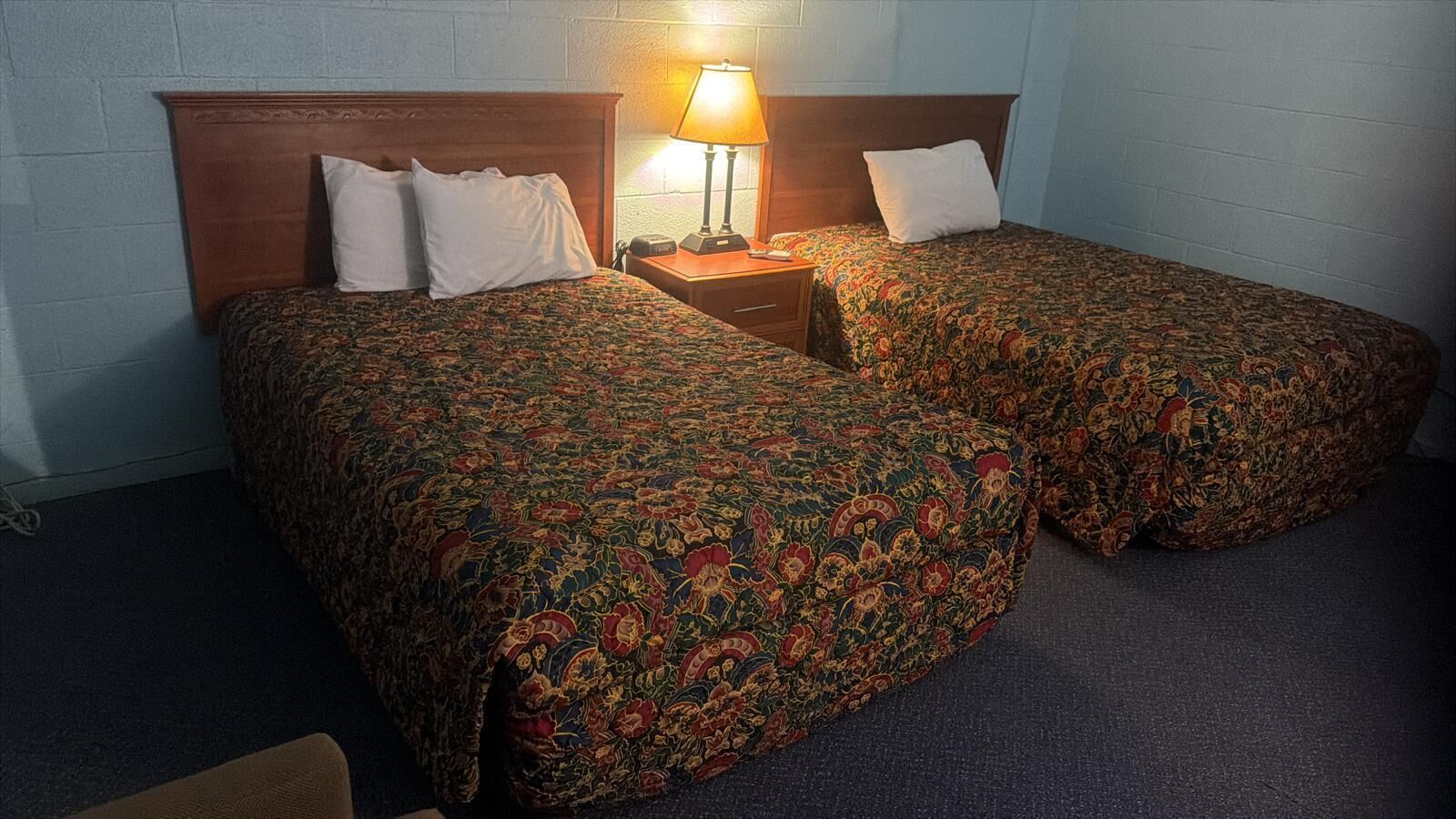 Escritorio, cortinas blackout, wifi gratis y ropa de cama 