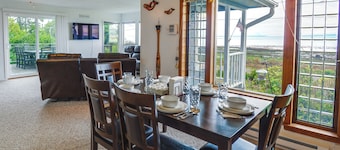 Seiku Vacation Rental w/ Deck & Ocean Views