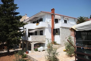 Apartment, Smoking | 4 bedrooms - Apartments Per - 10 m From sea (Novalja)