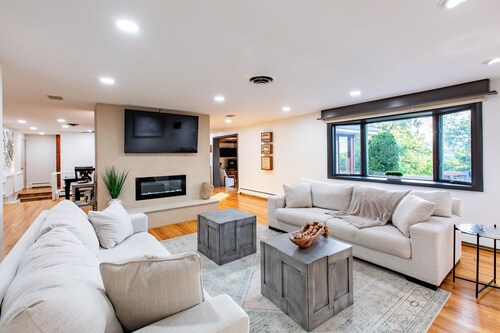 Spacious ~ King Beds ~ Pool ~ Spa~ Mountain View’s