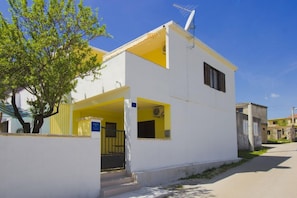 House, Smoking | 2 bedrooms - Holiday Houses, Villas Yellow - Parking and Grill (Pirovac)
